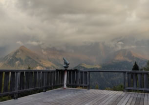 Une longue vue est installée sur la terrasse pour observer le massif.