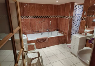 Salle de bain en bas (une toilette est à côté).